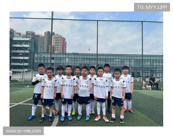 足球球星弱智成长经历与赛场表现全景解析与未来发展方向